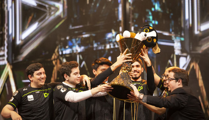 LOUD levantando la copa del mundo de VALORANT